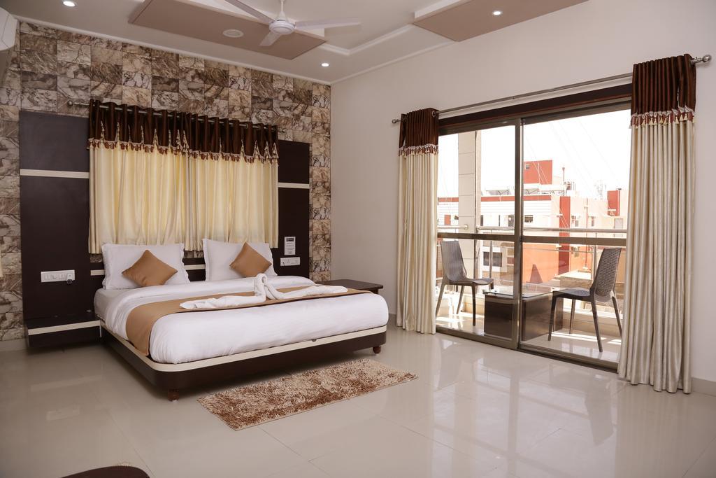 Hotel Rudra Plaza Dwārka Kültér fotó